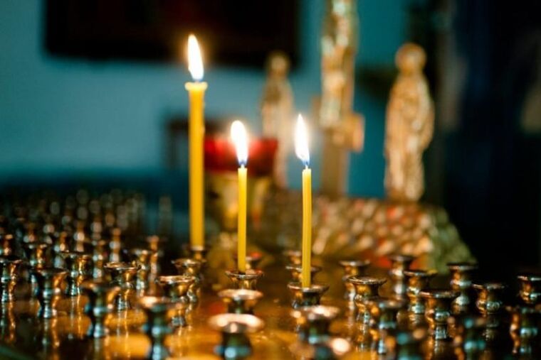 Kerzen in der Kirche und Rauch während der Fastenzeit