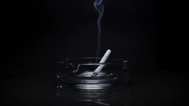 Zigarette und Rauchen während des Fastens